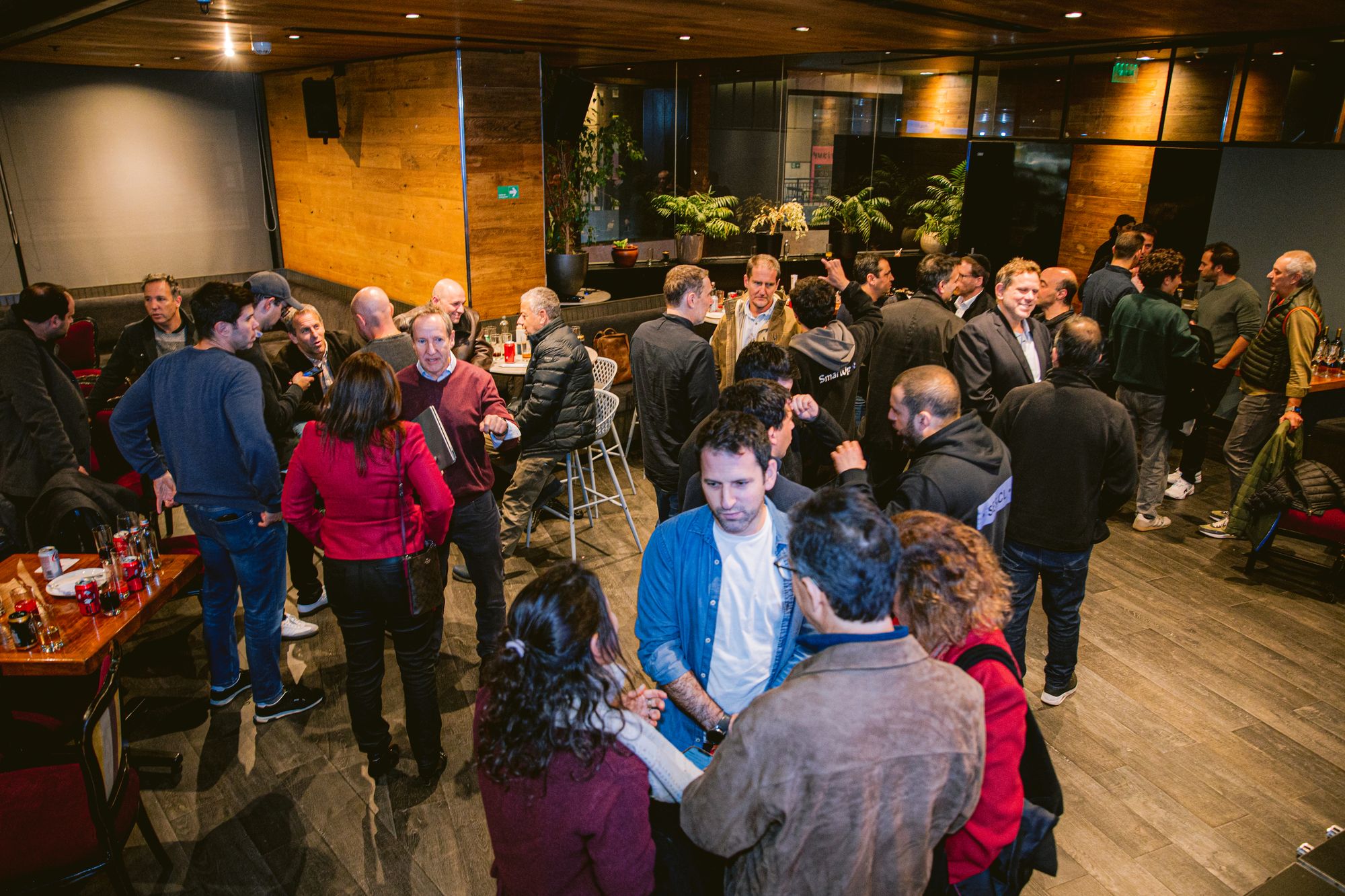 Sala llena de asistentes en un encuentro de JHubs