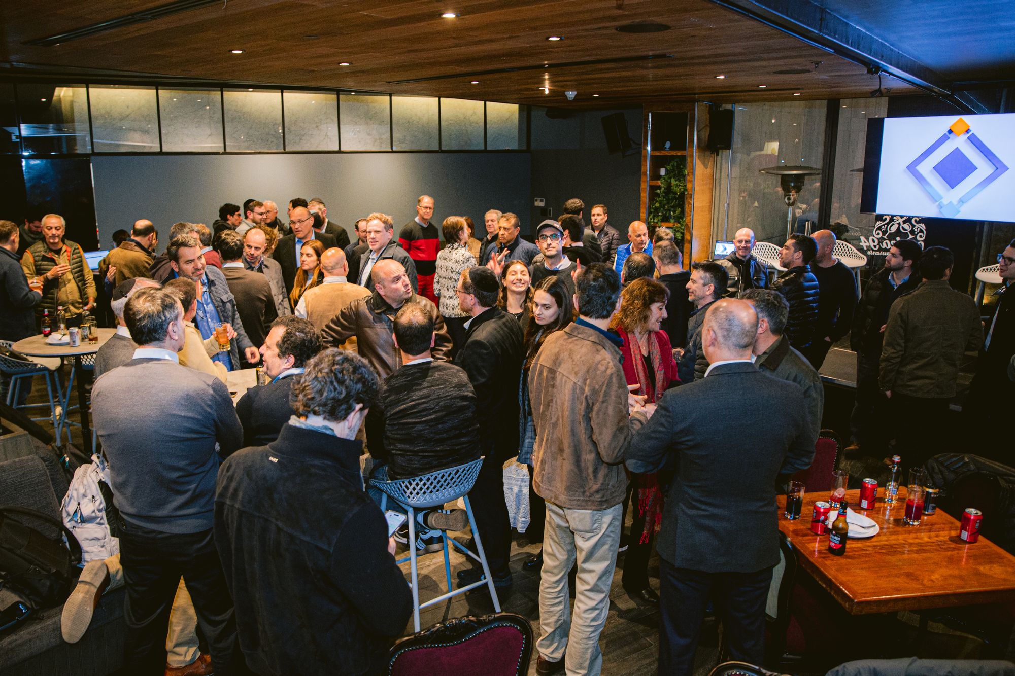 Sala llena de asistentes en un encuentro de JHubs